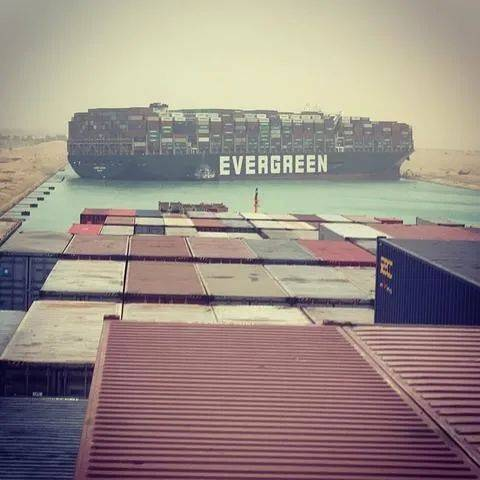 Un bloqueo en el canal de Suez el miércoles